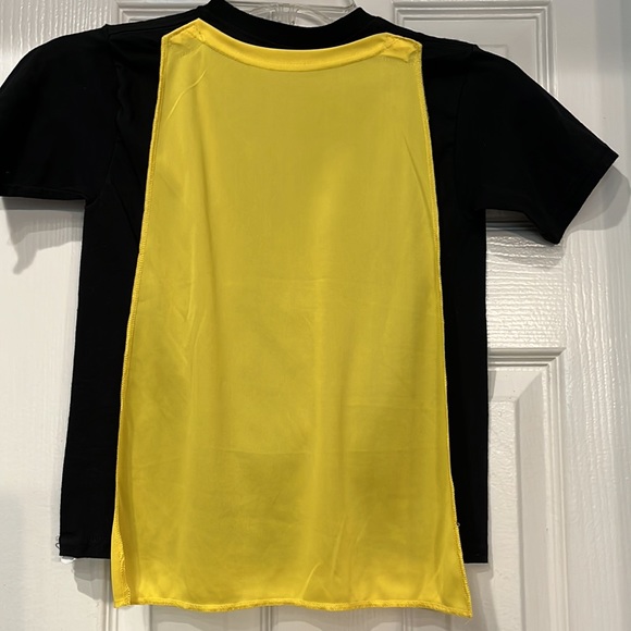 Batman Short Sleeve Shirt with Velcro cape. Size (6-7) S Never Worn. - Picture 3 of 6